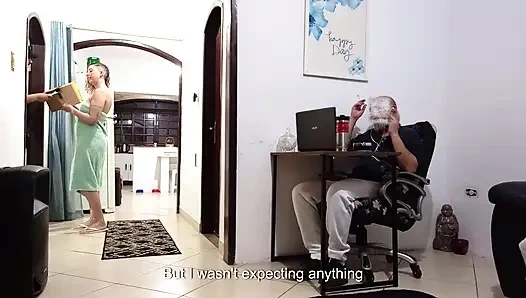 Kocası işteyken, karısı kuryeyi alır.