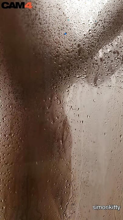 Regardez cette scène torride sous la douche avec Simon nu