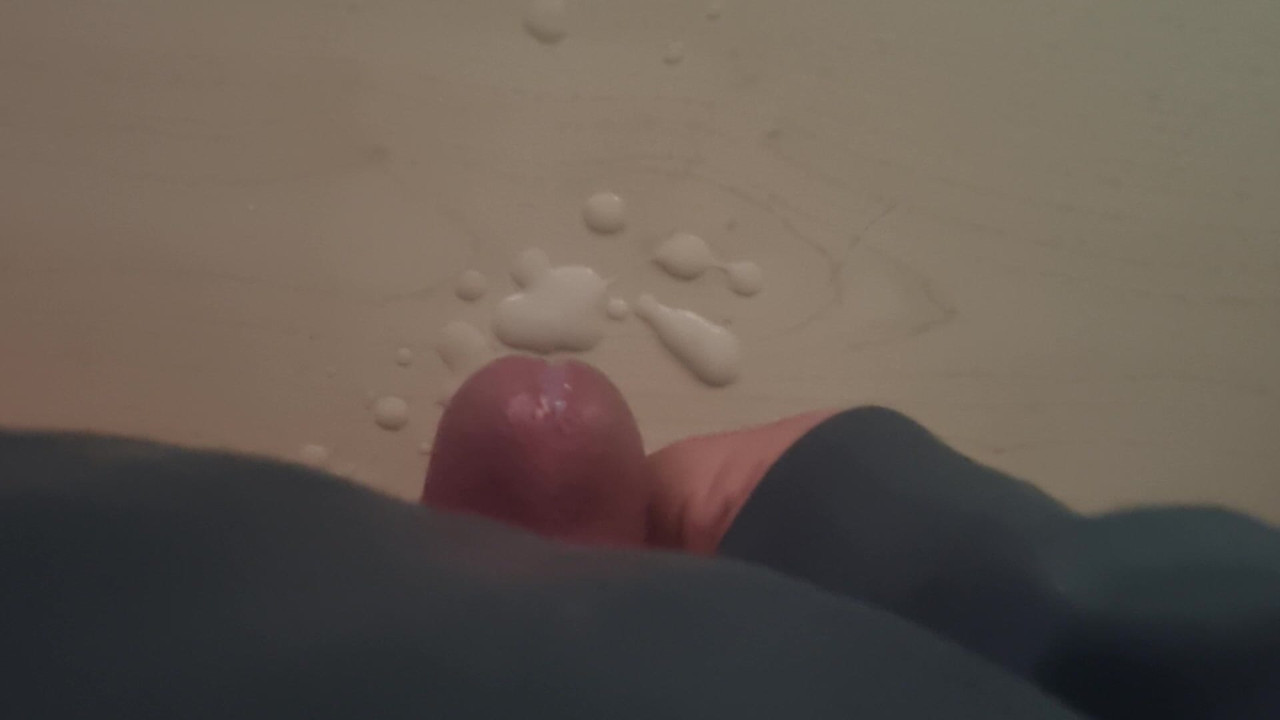 Küçük sissycock dölünü sikiyor