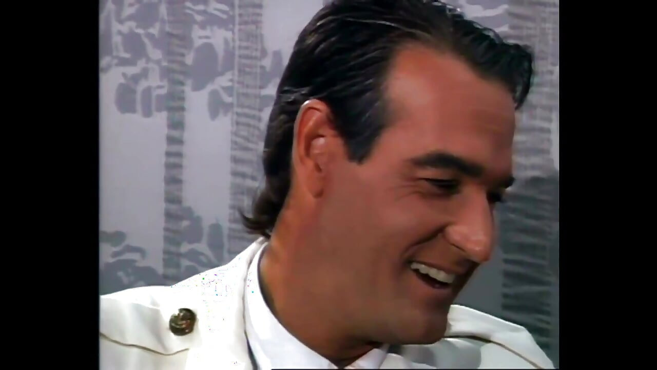 สาวผมบลอนด์ผู้ใหญ่ในรองเท้าส้นสูงโดนไถลึก