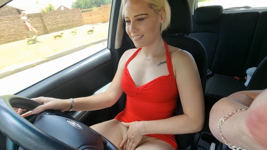 Rubia caliente jugando con su coño mientras conduce un auto