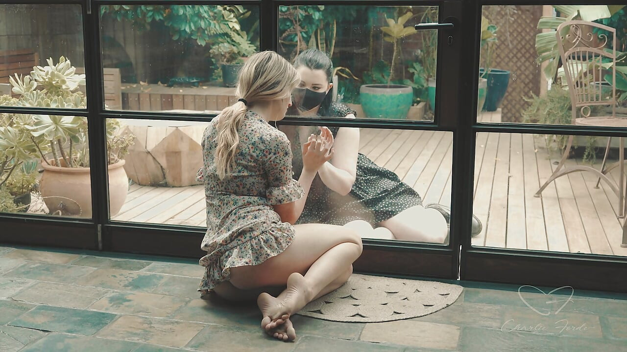 แบ่งแยกด้วย Charlie Forde, Astrid Love