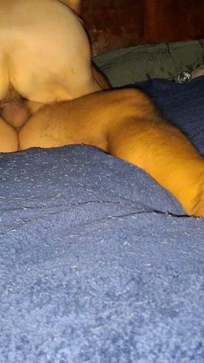 Foreplay in bed leads to her riding my cock cowgirl | Klip 2