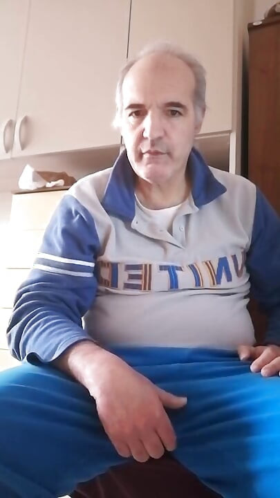 勃起したペニスを手で動かし、開いたお尻に指を入れる