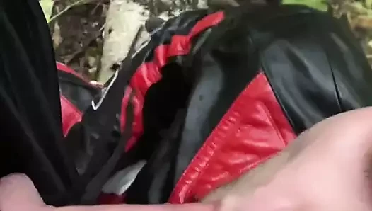 Une motarde en cuir suce une bite par un sportif