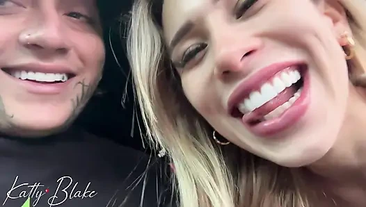 Der Polizist Stellt Unser Auto Auf Den Abschleppwagen Und Wir Landen Im Auto Miteinander