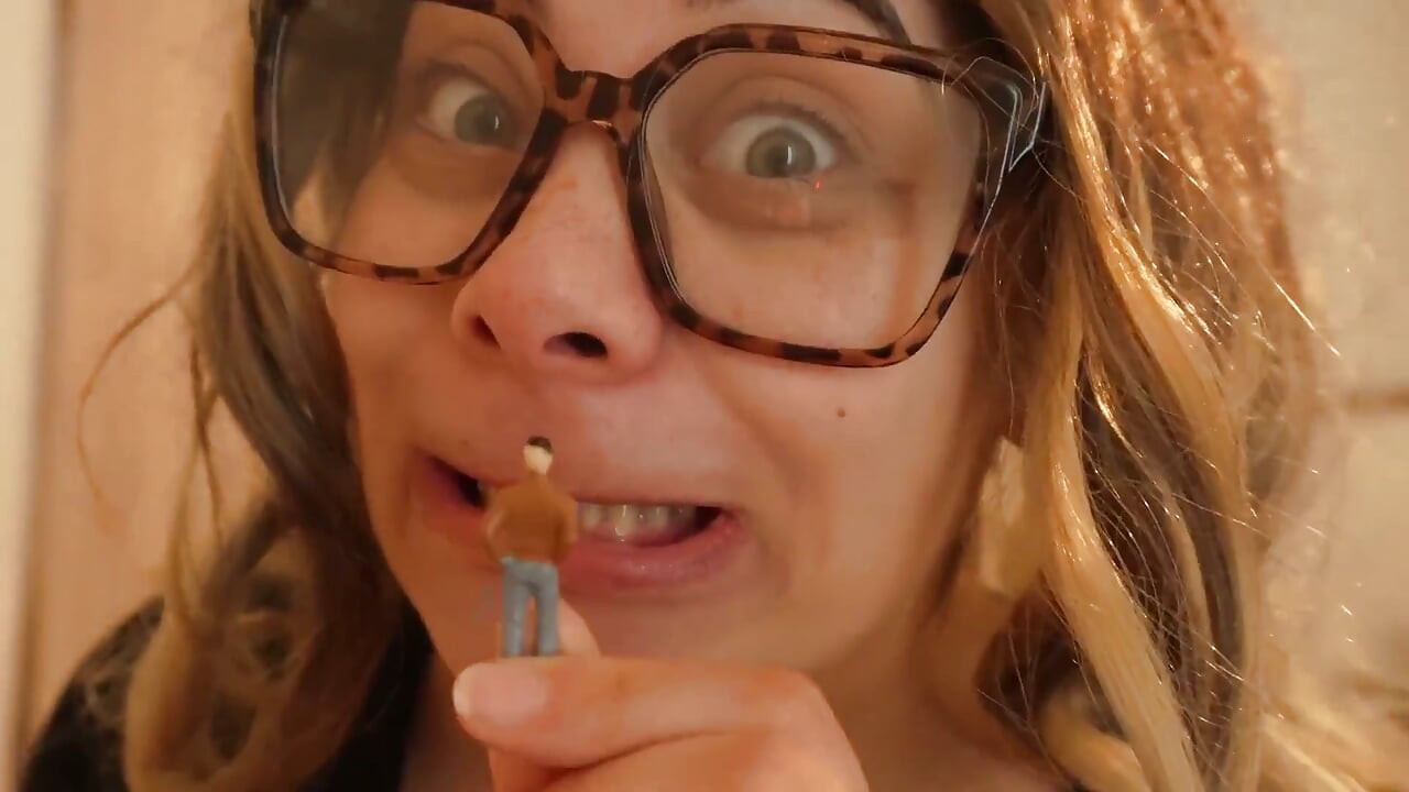 Chị kế Giantess tôn sùng khuôn mặt của cô ấy làm cho khuôn mặt grimaces ahegao và những biểu hiện ngớ ngẩn cho người anh kế nhỏ bé của cô ấy trong khi anh ấy