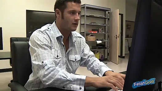 Грудастой чернокожей уничтожает ее киску мускулистый белый мужик на первом свидании