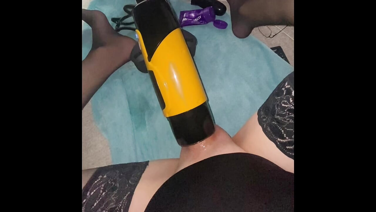 Μέρος 3 με συλλογή Sex Toys Crossdresser Η Σίσσυ με εσώρουχα, ψηλές κάλτσες και τακούνια σουτάρει χύσια από το μεγάλο πούτσο της
