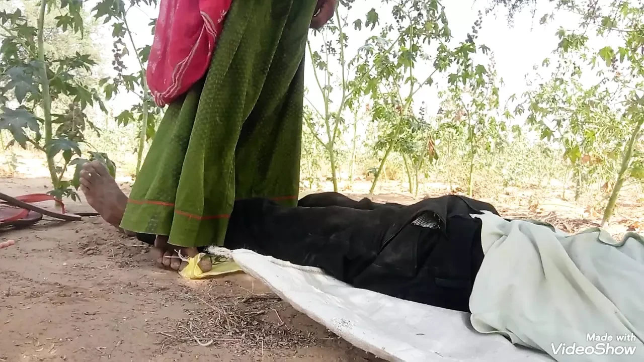 Khet me kam krte huye bhabhi ki chudai video, village sexy video, desi bhabhi ki chudai, day chudai video, desi sexy video