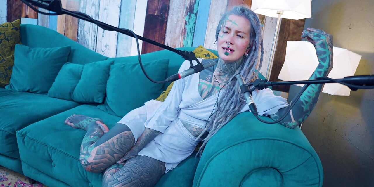 Je parle de J - Jelousy - ASMR podcast SFW parler goth maigre fille dreadlocks tatouage modèle tatoué fille encrée
