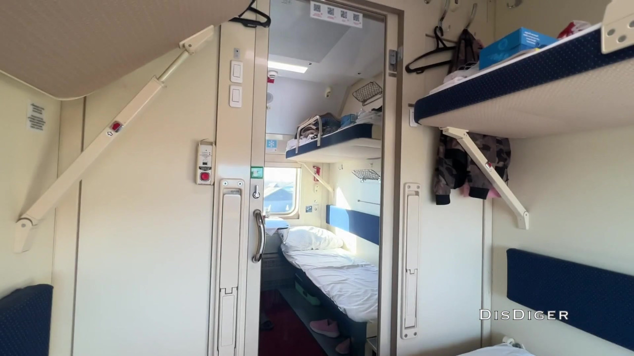 電車の車掌を誘惑して休憩中に犯される