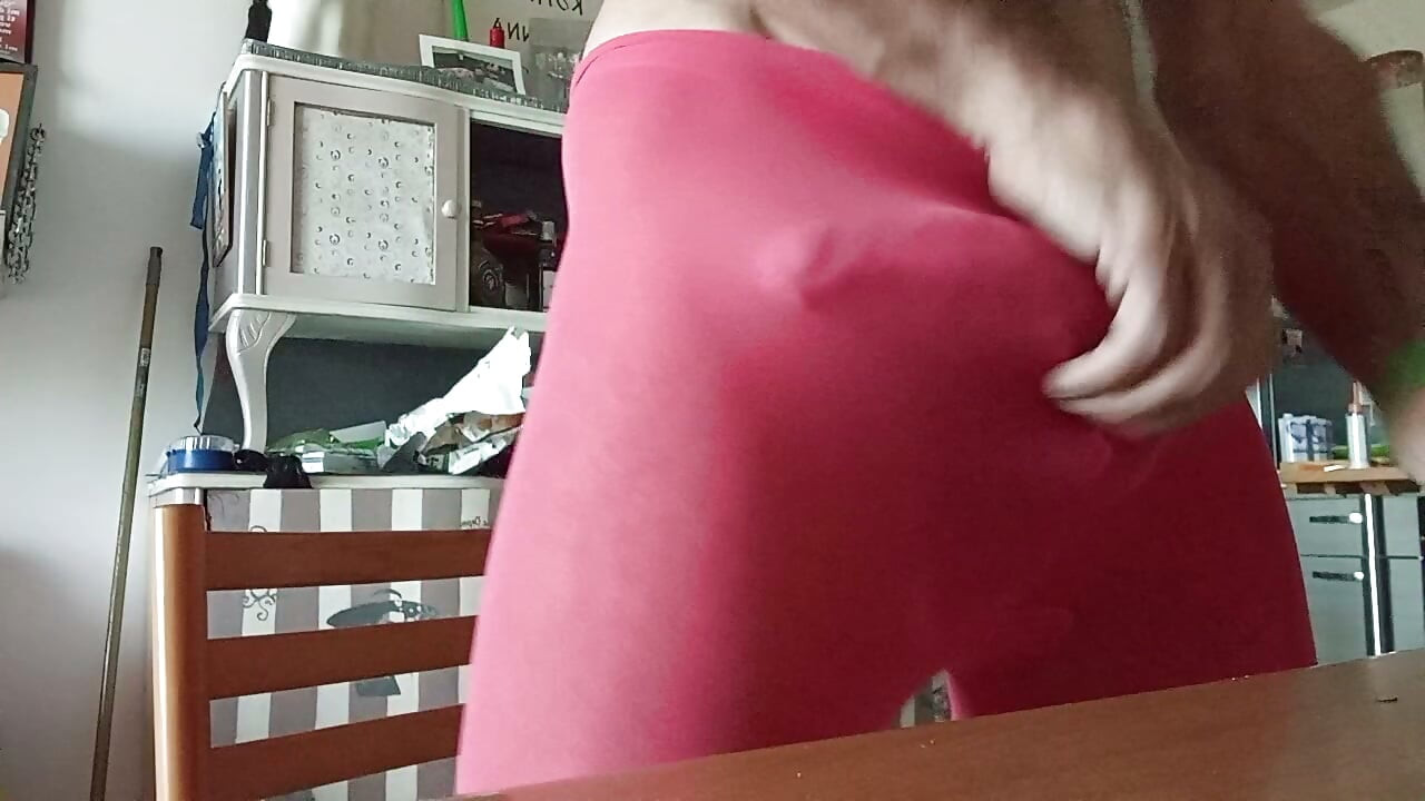 Pembe çoraplar içinde uzun ve gergin
