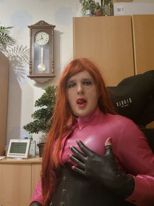 Nieuwe video van mij onderdanige latex hoer Alexalatexnutte