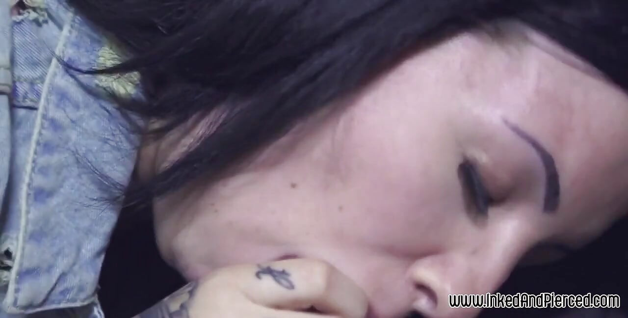 Inked And Pierced - 穿孔和纹身 Alt 和 Emo 宝贝