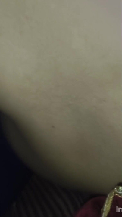 Saya menekan payudara isteri kawan saya di rumahnya dan mengongkeknya dengan keras. | Klip 1