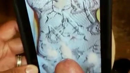 Eszeveszett maszturbáció a feleség nagy mellei felett