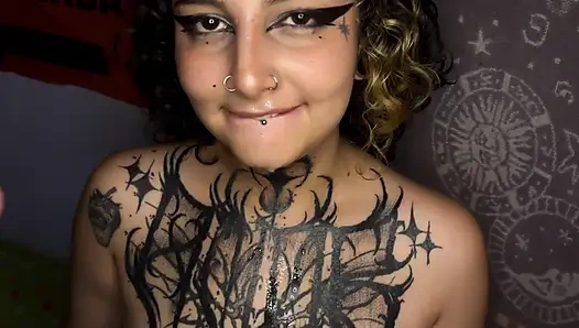 Schöne kolumbianische goth-frau bekommt die milch ihres stiefbruers