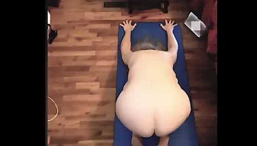 Tante super semok lagi asik latihan yoga sambil bugil!