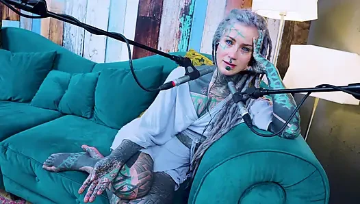 U hakkında konuşuyorum - rahatsız - asmr podcast sfw konuşuyor gotik sıska kız dreadlocks dövmeli model dövmeli kız