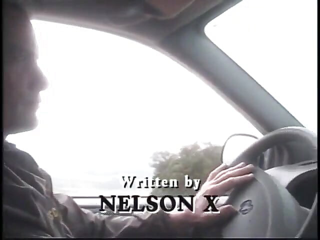 Une salope avide de cheveux courts se fait défoncer sur un banc à l’extérieur