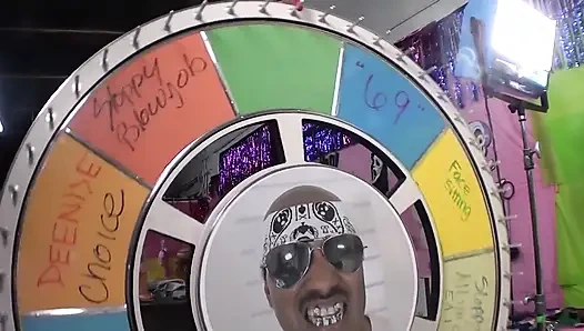 Zungenanal-latina bekommt ihre freundin mit dicken titten, um zu helfen