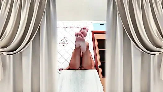 Ateşli ev hanımı Lukerya mutfakta siyah iç çamaşırlı soyunuyor