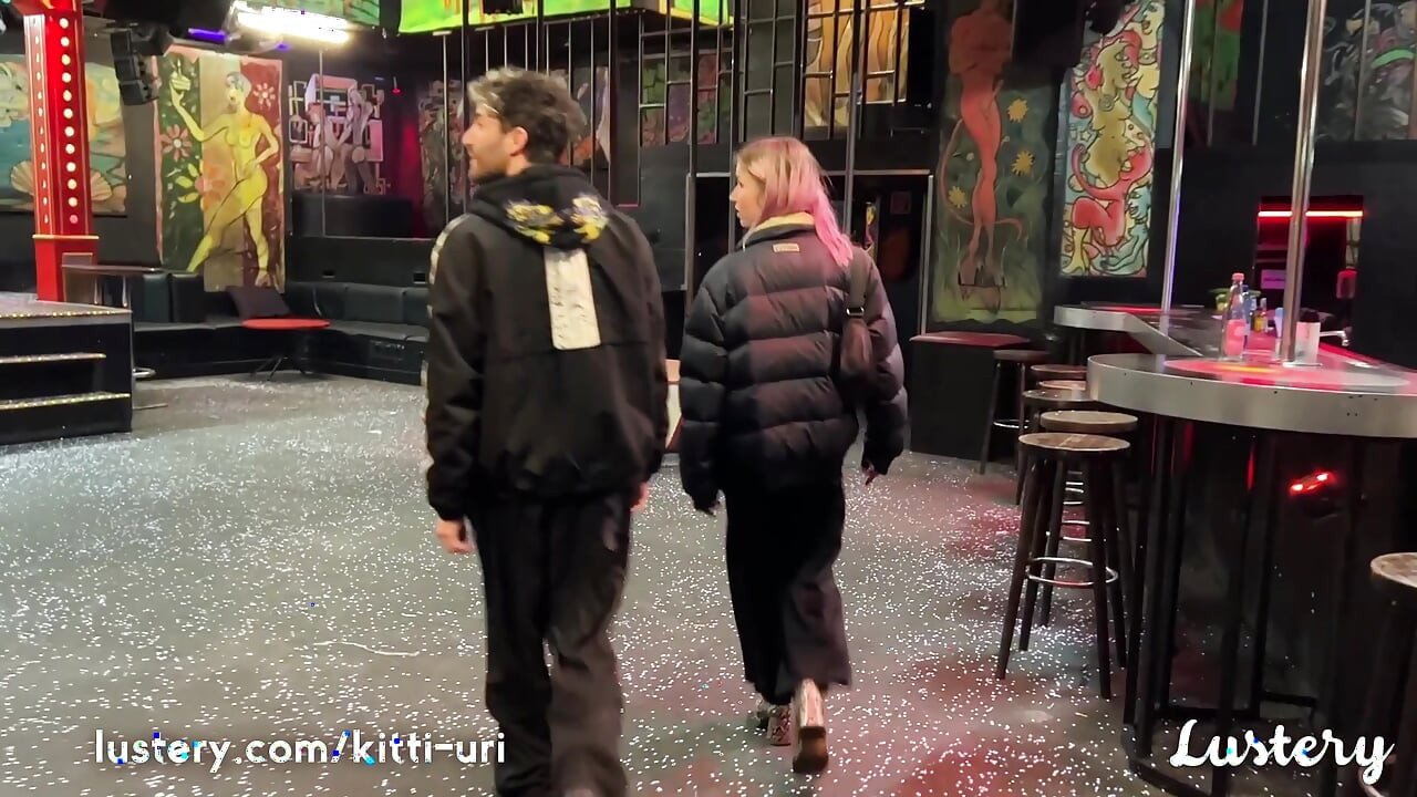 Des couples berlinois sauvages baisent sur la piste de danse à la vue de tout le monde