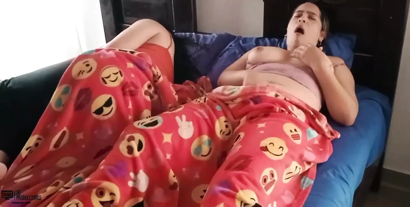 在我休息的朋友旁边自慰！