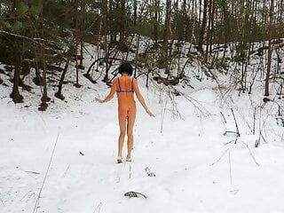 Aku berjalan di salju telanjang