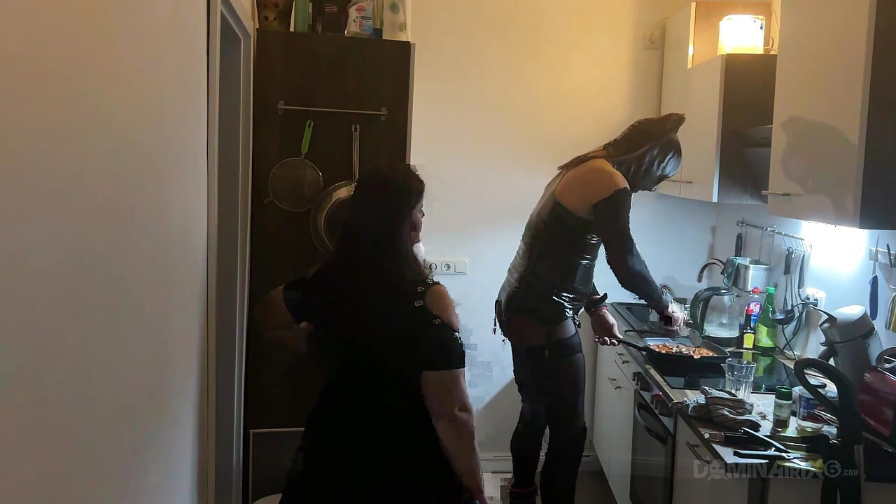 Pantat bahenol tante dominan ini dientot habis-habisan sampai lubang pantatnya menganga lebar di dapur