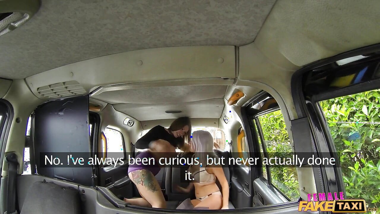 Female fake taxi - lu elissa si cewek semok rambut pirang lagi asik jilat memek pertamanya