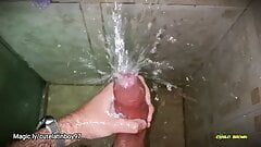 Geen handen water masturbatie. Ik laat de stroom water op mijn grote onbesneden latino pik vallen totdat ik handenvrij klaarkom