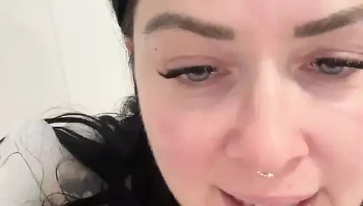 Я трахаю свою возбужденную киску милфы