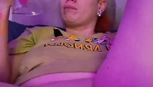Тугая милфа накачивает