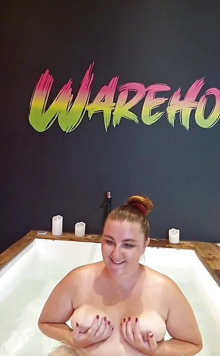 Cum join me in the bath at Warehouse-X ! I have toys! I will bring my ass if you bring you