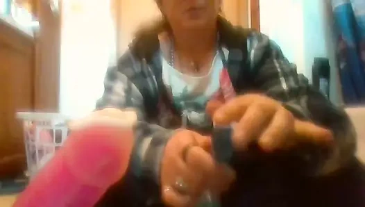 Женщина, трогающая себя, еще возбуждена