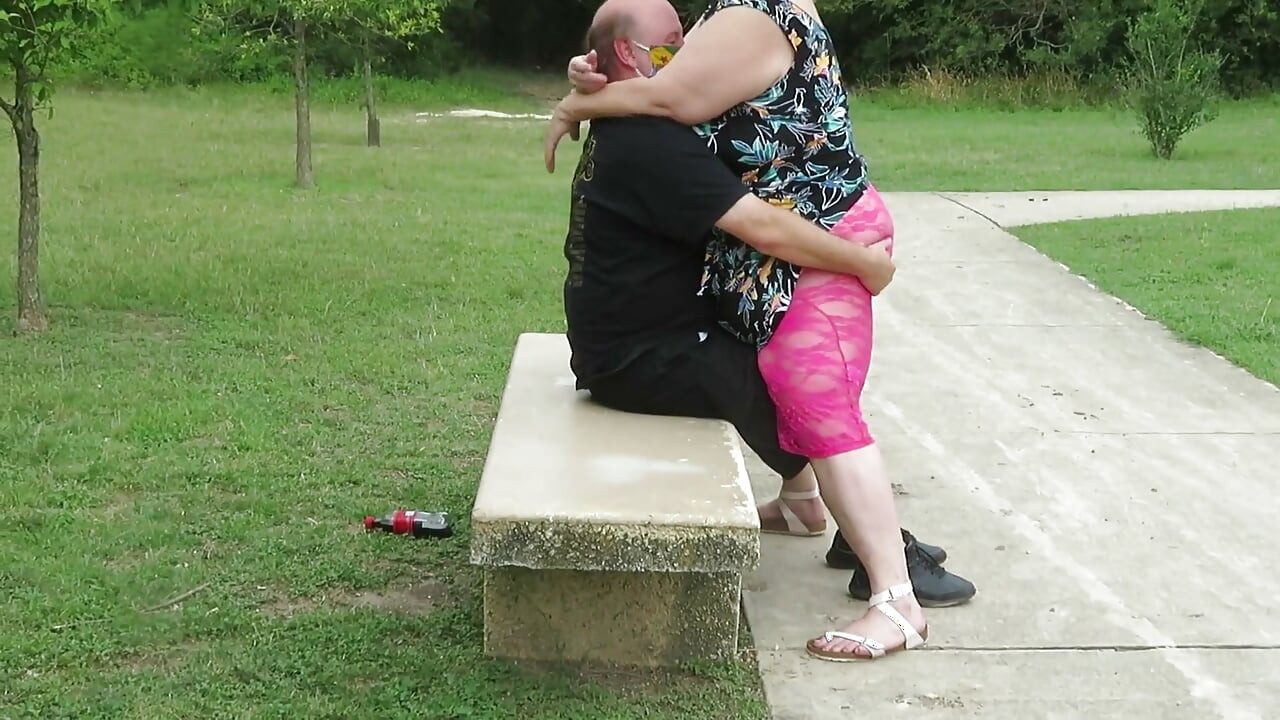 פנים של ספסל בפארק יושבות בתחרה הוורודה שלי