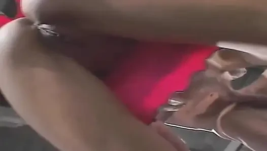 Sıska esmer hatun amcığını yalatıyor ve sert parmaklıyor