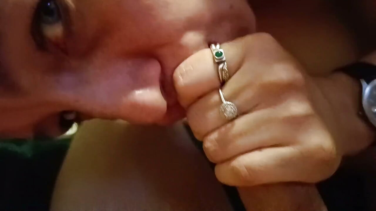 Góc nhìn của Blowjob với tinh dịch đập trong miệng và nuốt