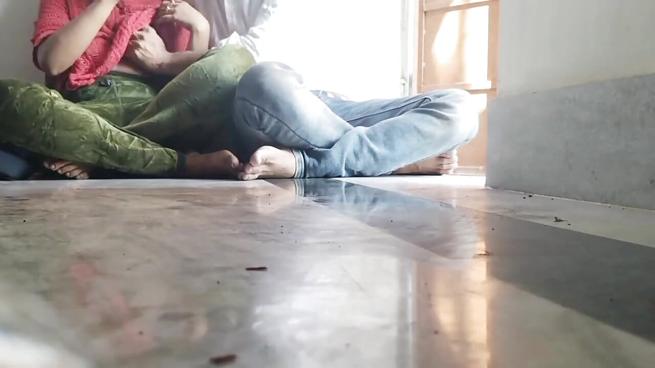 Indische echte vriendin pik met haar echte vriendje als niemand in de klas