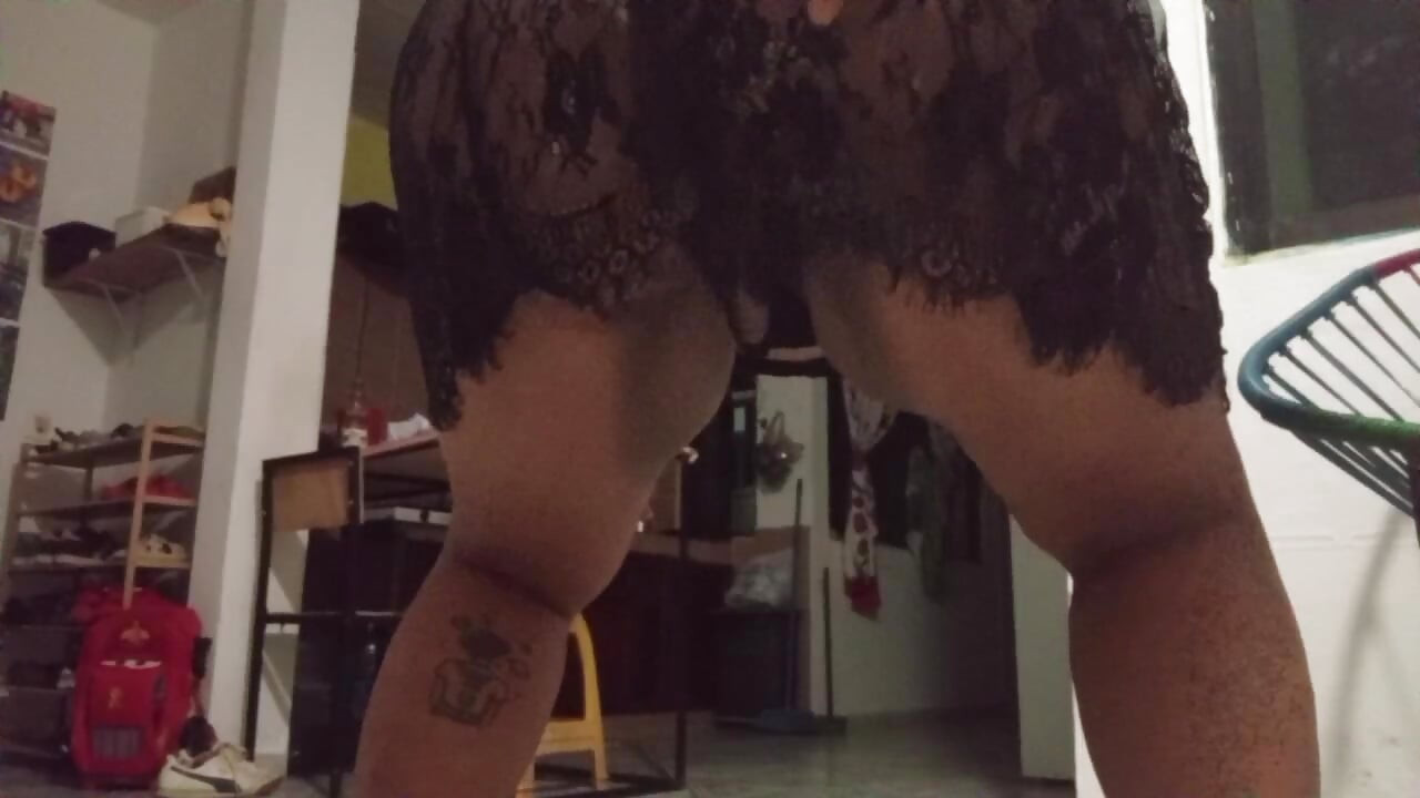 부엌에서 엉덩이를 보여주는 통통한 멕시코 밀프