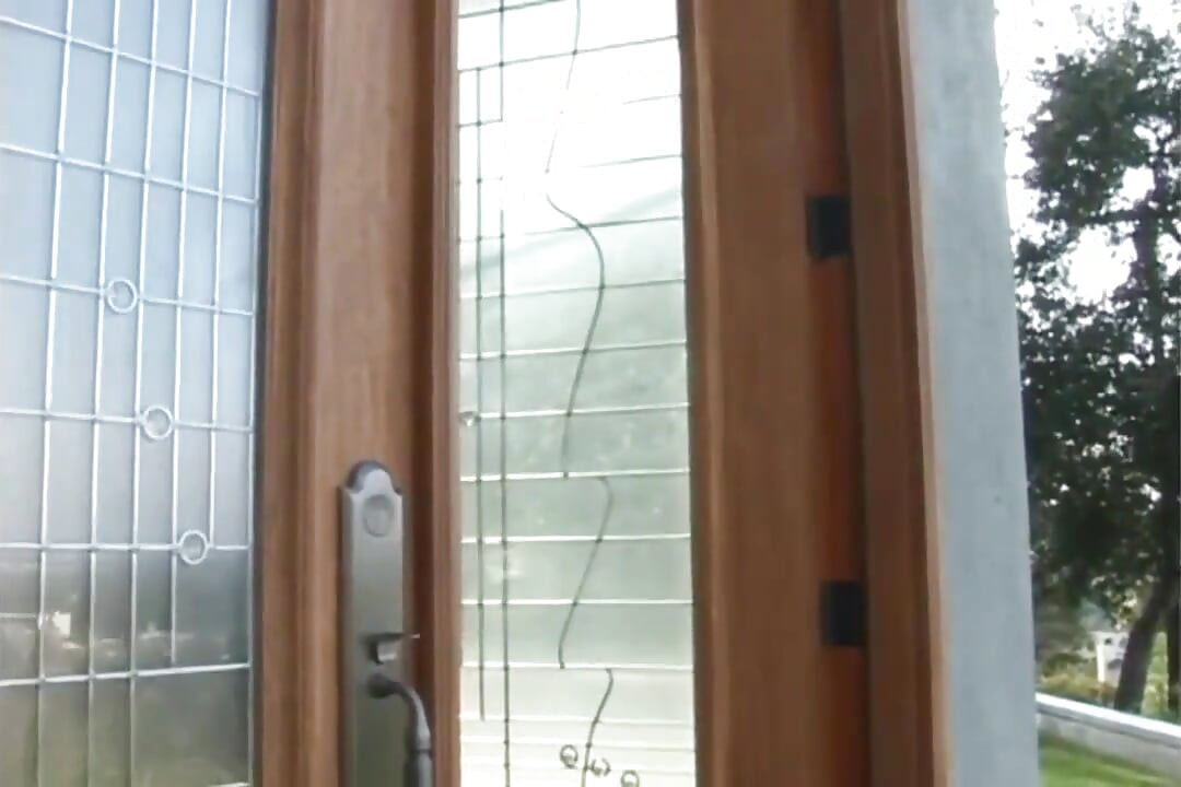 O tipă neagră seduce o femeie albă în cadă