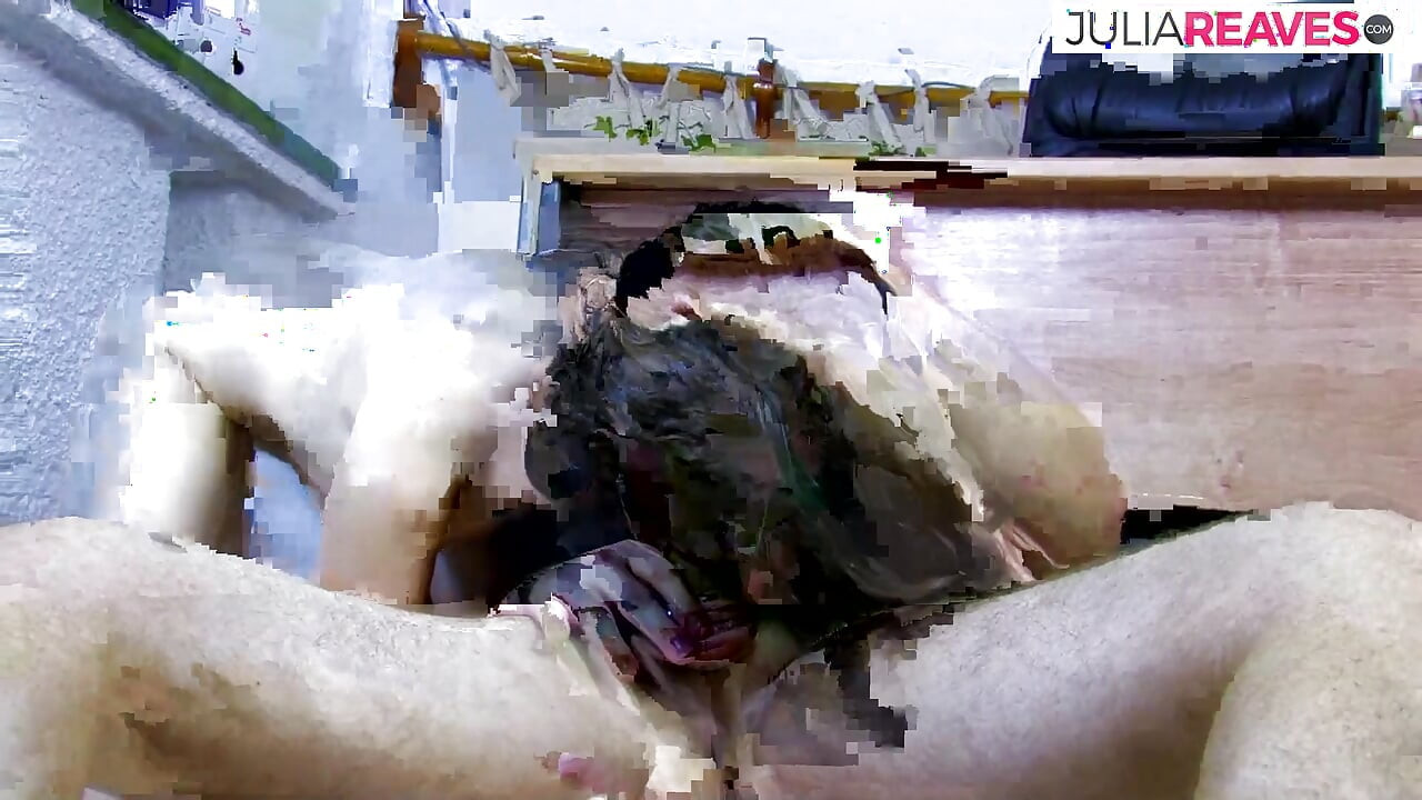 Une salope gémit pendant qu’elle se fait défoncer la chatte par une énorme éjaculation bite à bouche