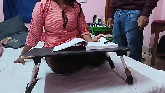 Учительница наказывает свою любимую студентку палкой из-за шаловливой тантарии