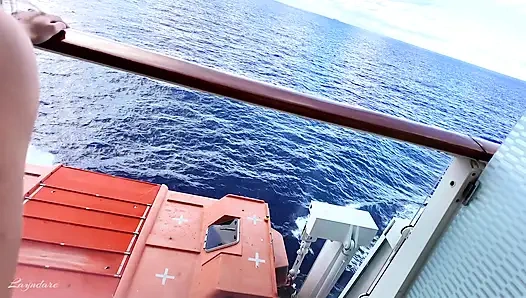 Asiatische ehefrau bekommt muschi draußen auf einem Kreuzfahrt-Balkon gefickt