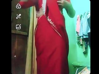 Indische homo travestiet xxx naakt in rode saree met haar beha en borsten