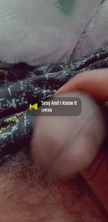 Goli dečko u kupaonici