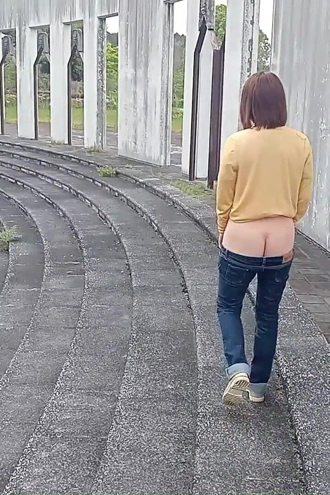 Outdoor Exposure in Ultra-low-rise Jeans
