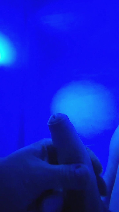 Underwater in the pool jerk off and cumshot